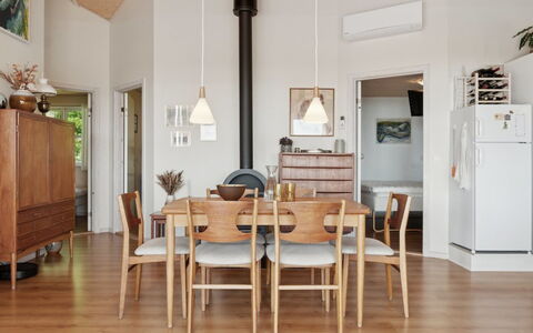 Mariam - 100M from the Sea: Möbel, Interior Design, Flooring, Holz, Fussboden, Light Fixture, Stuhl, Holzboden, Decke, Esszimmer