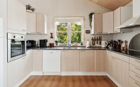 Mariam - 100M from the Sea: Küche, Küchengerät, Countertop, Interior Design, Möbel, Cabinetry, Major Appliance, Flooring, Haushaltsgerät, Zimmer