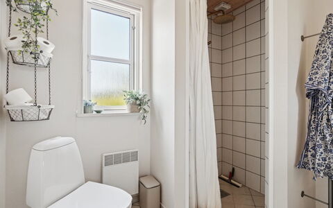 Mariam - 100M from the Sea: Toilleten Sitz, Flooring, Toilette, Armatur, Fussboden, Interior Design, Badezimmer, Installation, Zimmer, Sinken