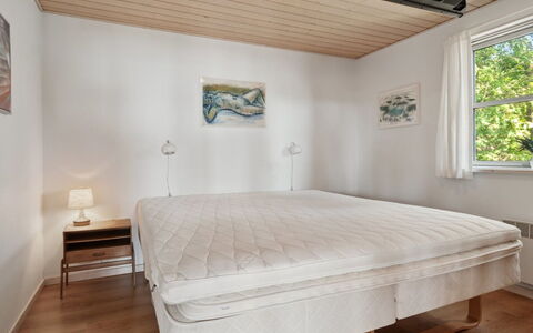 Mariam - 100M from the Sea: Möbel, Holz, Fussboden, Flooring, Interior Design, Schlafzimmer, Bett, Holzboden, Linens, Zimmer