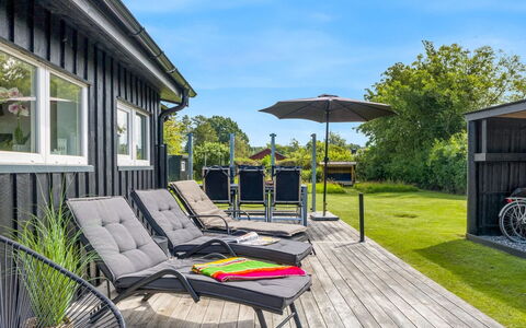 Elske - from the Sea: Wohngebiet, Strauch, Haus, Zuhause, Garten, Estate, Schatten, Landscaping, Rasen