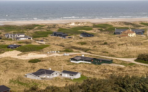 Fridgerd - 300M from the Sea: Gebäude, Haus, Wohngebiet, Zuhause, Strauch, Dach, Hütte, Estate, Garten