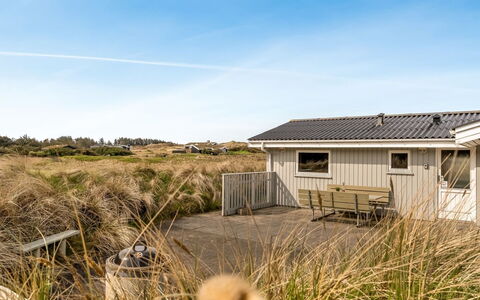Fridgerd - 300M from the Sea: Holz, Zuhause, Veranda, Deck, Hartholz, Dach, Holzbeize, Holzboden, Eco Hotel