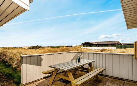 Fridgerd - 300M from the Sea: Holz, Zuhause, Veranda, Deck, Hartholz, Dach, Holzbeize, Holzboden, Eco Hotel