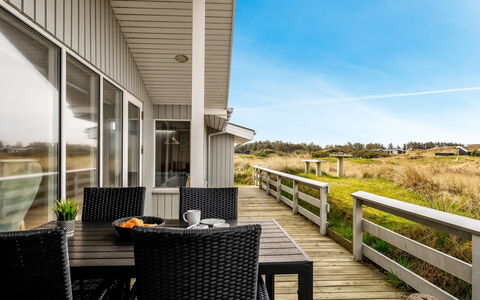 Fridgerd - 300M from the Sea: Holz, Zuhause, Veranda, Deck, Hartholz, Dach, Holzbeize, Holzboden, Eco Hotel