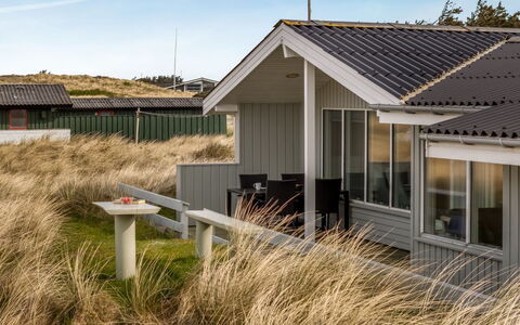 Fridgerd - 300M from the Sea: Holz, Zuhause, Veranda, Deck, Hartholz, Dach, Holzbeize, Holzboden, Eco Hotel