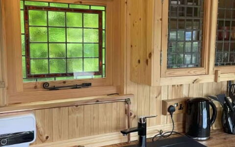 Shepherds Hut: Schwimmbad, Schatten, Resort, Landscaping, Ferienort, Zaun, Hotel, Strandresort