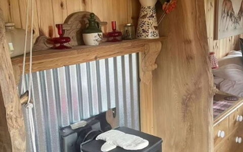Shepherds Hut: Schwimmbad, Schatten, Resort, Landscaping, Ferienort, Zaun, Hotel, Strandresort