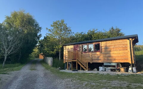 Shepherds Hut: Schwimmbad, Schatten, Resort, Landscaping, Ferienort, Zaun, Hotel, Strandresort