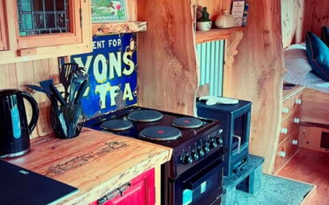 Shepherds Hut: Schwimmbad, Schatten, Resort, Landscaping, Ferienort, Zaun, Hotel, Strandresort