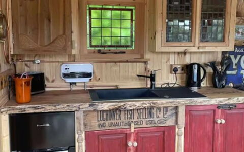 Shepherds Hut: Schwimmbad, Schatten, Resort, Landscaping, Ferienort, Zaun, Hotel, Strandresort