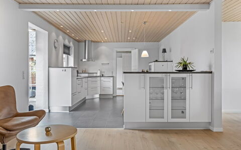 Kukka - 16Km from the Sea: Flooring, Möbel, Interior Design, Fussboden, Holzboden, Holz, Küche, Decke, Countertop, Cabinetry