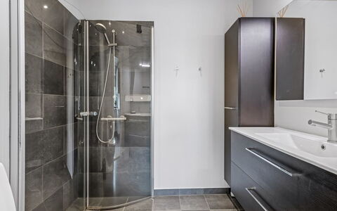 Kukka - 16Km from the Sea: Flooring, Armatur, Fussboden, Badezimmer, Interior Design, Sinken, Installation, Zapfhahn, Badezimmerschrank, Bad Sink