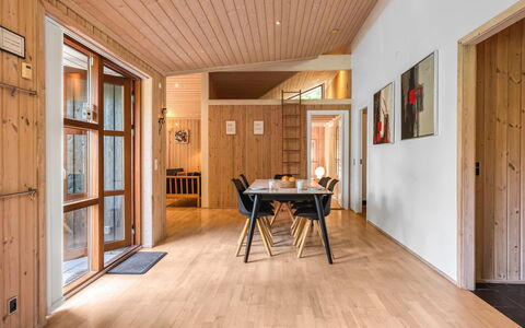 Rosaline - 500M from the Sea: Holz, Flooring, Holzbeize, Cabinetry, Countertop, Küche, Armatur, Hartholz, Natürliches Material, Sinken