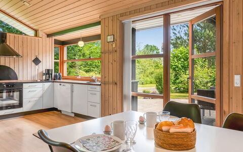 Rosaline - 500M from the Sea: Holz, Flooring, Holzbeize, Cabinetry, Countertop, Küche, Armatur, Hartholz, Natürliches Material, Sinken