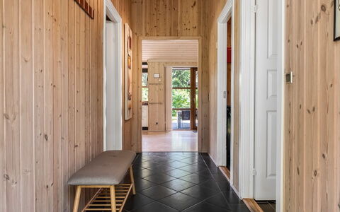 Rosaline - 500M from the Sea: Holz, Flooring, Holzbeize, Cabinetry, Countertop, Küche, Armatur, Hartholz, Natürliches Material, Sinken