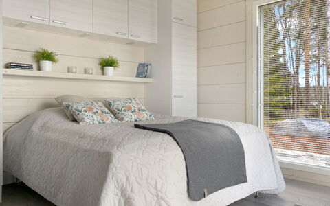 Tervaranta: Möbel, Schlafzimmer, Holz, Interior Design, Bett, Flooring, Fussboden, Decke, Linens, Bedding