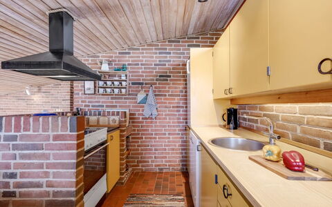 Imelda - 700M from the Sea: Wand, Interior Design, Flooring, Holz, Küche, Decke, Countertop, Light Fixture, Fussboden, Möbel