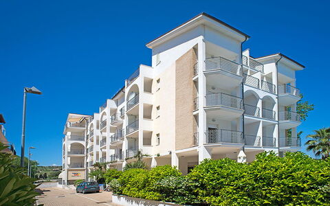 Tortoreto Apartment Close To The Sea, Ac,wi -fi: Wohnung, Wohngebiet, Balkon, Eigentumswohnung, Schatten, Hotel, Zaun, Resort, Villa