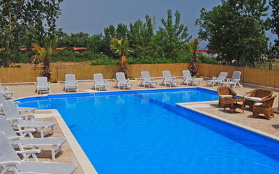 Tortoreto Apartment Close To The Sea, Ac,wi -fi: Schwimmbad, Gartenmöbel, Resort, Möbel, Sonnenliege, Verbundwerkstoff, Freizeit, Regenschirm, Thermae, Schatten