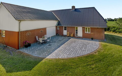 Rahild - 10Km from the Sea: Blau, Strauch, Hütte, Ground, Garten, Estate, Schatten, Landscaping, Bauernhaus, Eco Hotel
