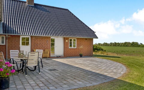 Rahild - 10Km from the Sea: Blau, Strauch, Hütte, Ground, Garten, Estate, Schatten, Landscaping, Bauernhaus, Eco Hotel