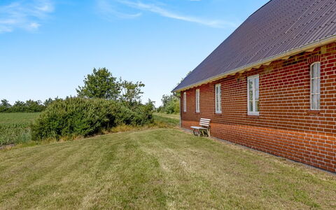 Rahild - 10Km from the Sea: Blau, Strauch, Hütte, Ground, Garten, Estate, Schatten, Landscaping, Bauernhaus, Eco Hotel