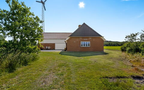 Rahild - 10Km from the Sea: Blau, Strauch, Hütte, Ground, Garten, Estate, Schatten, Landscaping, Bauernhaus, Eco Hotel