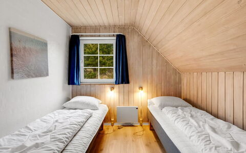 Thiodver - 850M from the Sea: Holz, Interior Design, Schlafzimmer, Fussboden, Bett, Flooring, Decke, Zimmer, Bettrahmen, Hartholz