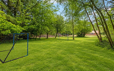 Ulf - 2Km from the Sea: Gras, Grundstueck, Rasen, Garten, Wiese, Schatten, Park, Garten, Landscaping
