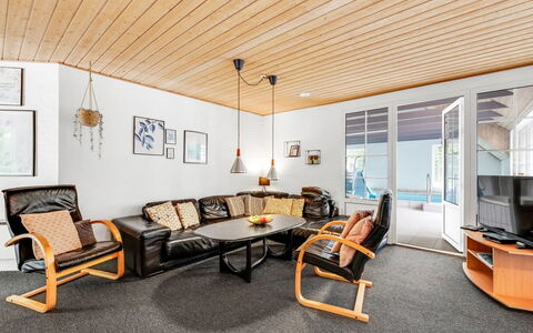 Ulf - 2Km from the Sea: Möbel, Interior Design, Flooring, Fussboden, Couch, Holz, Decke, Wohnzimmer, Stuhl, Holzboden