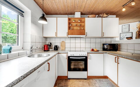 Ulf - 2Km from the Sea: Küche, Küchengerät, Countertop, Major Appliance, Holz, Flooring, Cabinetry, Interior Design, Decke, Armatur