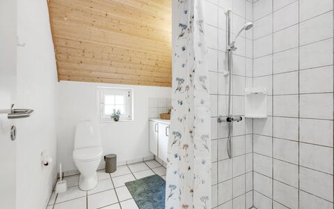 Ulf - 2Km from the Sea: Armatur, Flooring, Fussboden, Badezimmer, Interior Design, Installation, Decke, Zapfhahn, Zuhause, Verbundwerkstoff