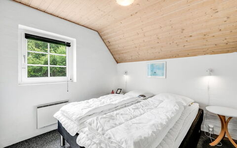 Ulf - 2Km from the Sea: Holz, Zuhause, Hütte, Schlafzimmer, Einfrieren, Schnee, Bett, Bedding, Winter, Daylighting