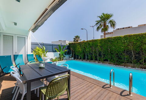 Miguel Vip Properties: Strauch, Garten, Schatten, Rasen, Gartenmöbel, Hinterhof, Landscaping, Garten, Estate, Stuhl