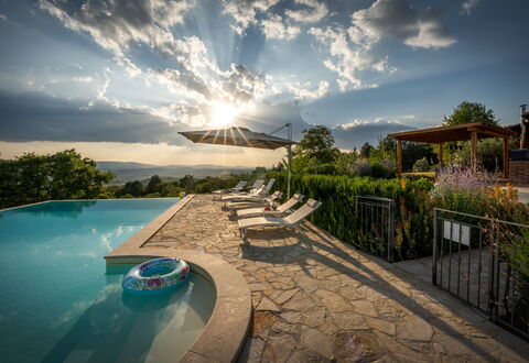 Casale Sunset: Schwimmbad, Landschaft, Sonnenlicht, Eco Hotel, Resort, Gartenmöbel, Freizeit, Landscaping, Abend, Regenschirm