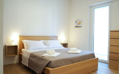 Bilo4: Möbel, Interior Design, Schlafzimmer, Bett, Fussboden, Flooring, Holz, Bettdecke, Zimmer, Bedding