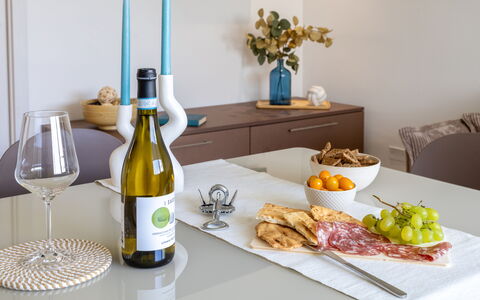 Perla Costa Conero: Flasche, Geschirr, Obst, Essen, Glasflasche, Weinflasche, Produzieren, Wein