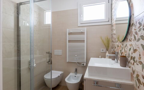 Perla Costa Conero: Badezimmer, Bad Sink, Interior Design, Flooring, Armatur, Fussboden, Wand, Sinken, Toilette, Zapfhahn