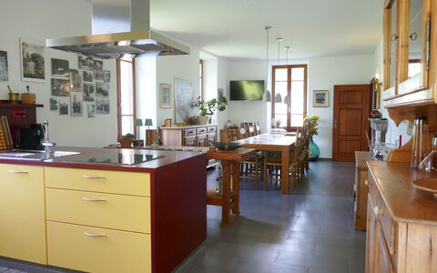 La Monda: Möbel, Küche, Cabinetry, Flooring, Countertop, Holz, Interior Design, Küchengerät, Decke, Fussboden