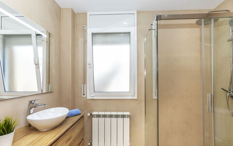 Together: Badezimmer, Interior Design, Flooring, Fussboden, Armatur, Wand, Holz, Spiegel, Zapfhahn, Zimmer