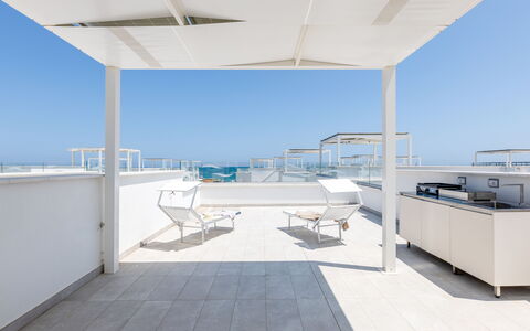 Brezza Costa Conero: Fussboden, Flooring, Möbel, Wohnung, Stuhl, Balkon, Schatten, Aluminium, Daylighting, Hotel