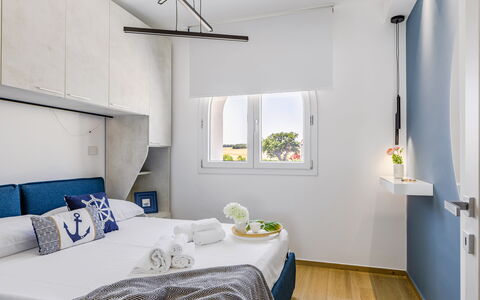 Brezza Costa Conero: Möbel, Bett, Schlafzimmer, Interior Design, Bettdecke, Bedding, Linens, Textil, Zimmer, Fussboden
