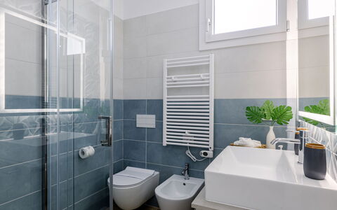 Brezza Costa Conero: Flooring, Armatur, Interior Design, Fussboden, Badezimmer, Toilette, Sinken, Toilleten Sitz, Zapfhahn, Fliese