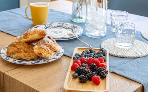 Brezza Costa Conero: Essen, Geschirr, Servierware, Dishware, Drinkware, Obst, Zutat, Tabelle, Teller, Tasse