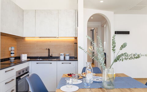 Brezza Costa Conero: Möbel, Küche, Küchengerät, Countertop, Interior Design, Flooring, Wand, Holz, Major Appliance, Cabinetry