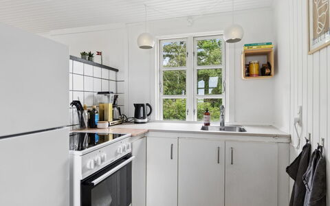 Catalin - 50M from the Sea: Küchengerät, Küche, Countertop, Major Appliance, Flooring, Interior Design, Holz, Haushaltsgerät, Cabinetry, Herd