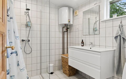 Catalin - 50M from the Sea: Flooring, Fussboden, Armatur, Interior Design, Badezimmer, Installation, Fliese, Sinken, Zapfhahn, Toilette