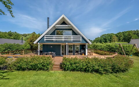 Hekla - 150M from the Sea: Wohngebiet, Strauch, Haus, Zuhause, Garten, Estate, Schatten, Landscaping, Rasen