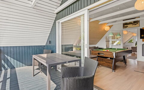 Hekla - 150M from the Sea: Wohngebiet, Strauch, Haus, Zuhause, Garten, Estate, Schatten, Landscaping, Rasen
